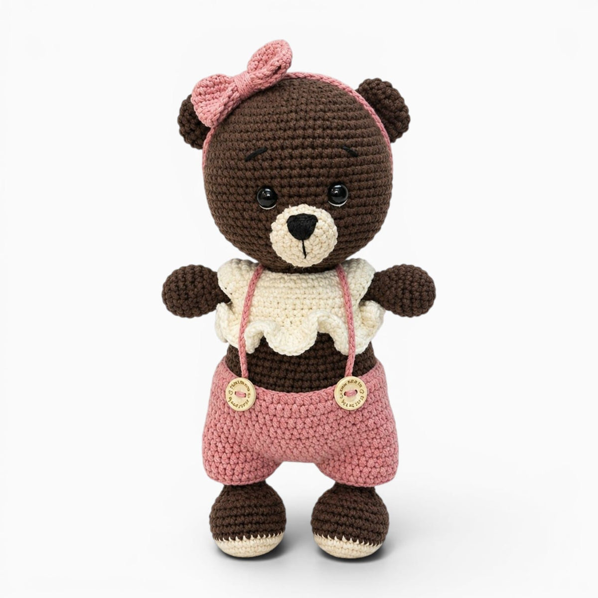 Pluschtierland Braunes gehäkeltes Bären Kuscheltier mit rosa Latzhose Braunes gehäkeltes Bären Kuscheltier mit rosa Latzhose