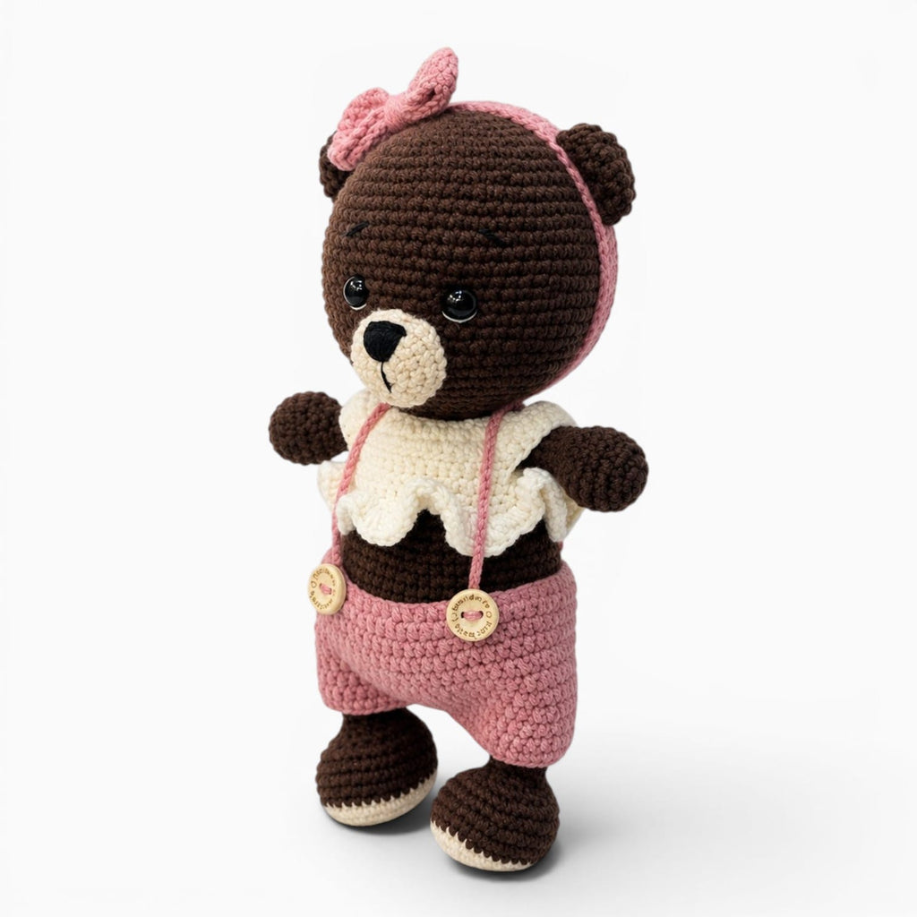 Pluschtierland Braunes gehäkeltes Bären Kuscheltier mit rosa Latzhose Braunes gehäkeltes Bären Kuscheltier mit rosa Latzhose