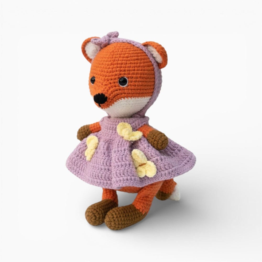 Pluschtierland Gehäkelte Fuchspuppe im lila Kleid Gehäkelte Fuchspuppe im lila Kleid