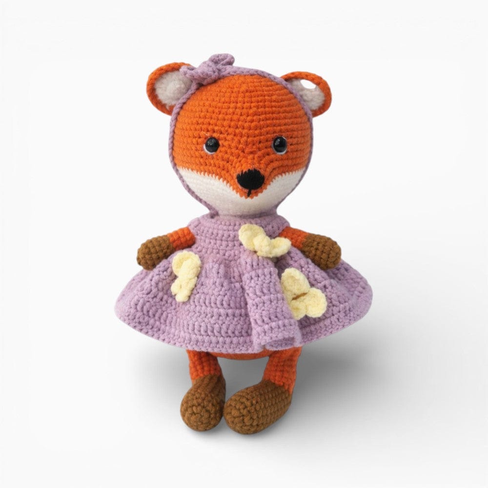 Pluschtierland Gehäkelte Fuchspuppe im lila Kleid Gehäkelte Fuchspuppe im lila Kleid