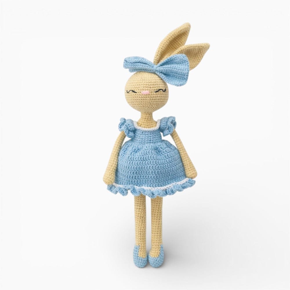 Pluschtierland Gehäkelte Hasenpuppe im blauen Kleid Gehäkelte Hasenpuppe im blauen Kleid
