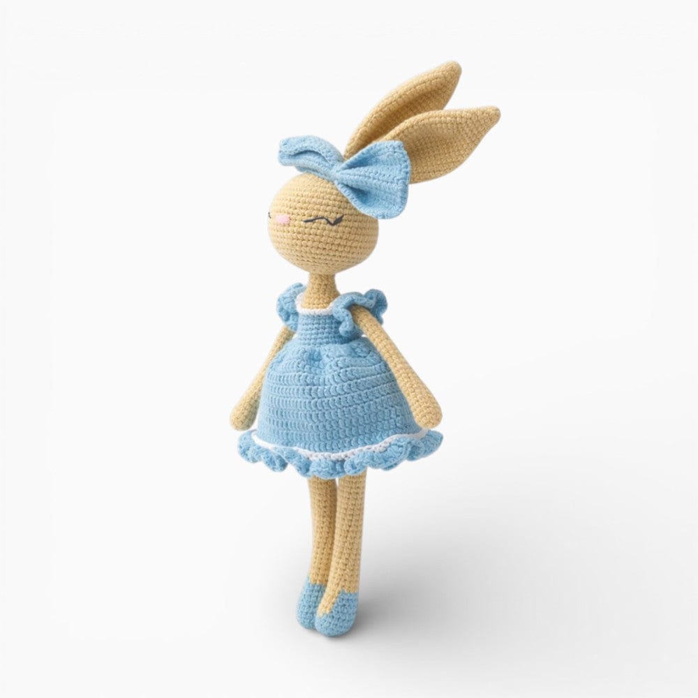 Pluschtierland Gehäkelte Hasenpuppe im blauen Kleid Gehäkelte Hasenpuppe im blauen Kleid