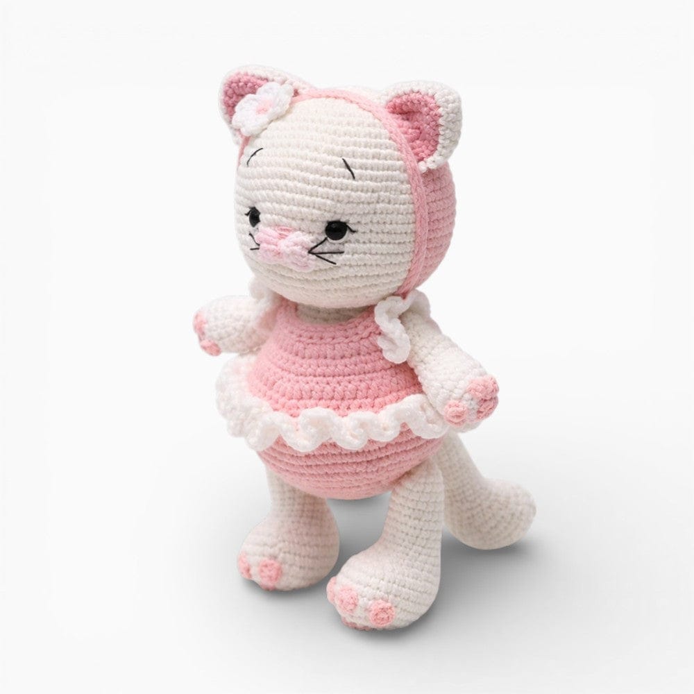 Pluschtierland Gehäkelte Kätzchenpuppe im rosa Kleid Gehäkelte Kätzchenpuppe im rosa Kleid