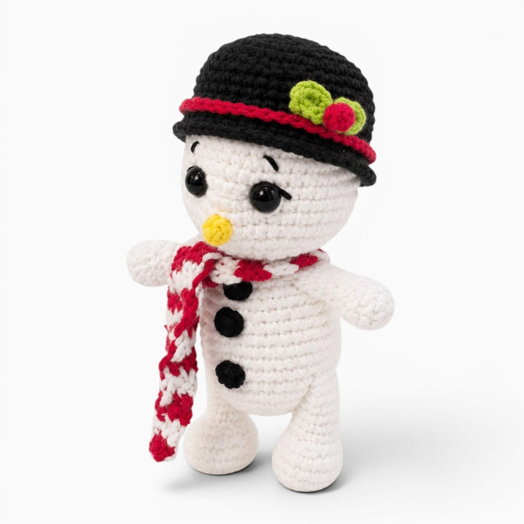 Pluschtierland Gehäkelte Schneemann-Puppe mit schwarzem Hut Gehäkelte Schneemann-Puppe mit schwarzem Hut