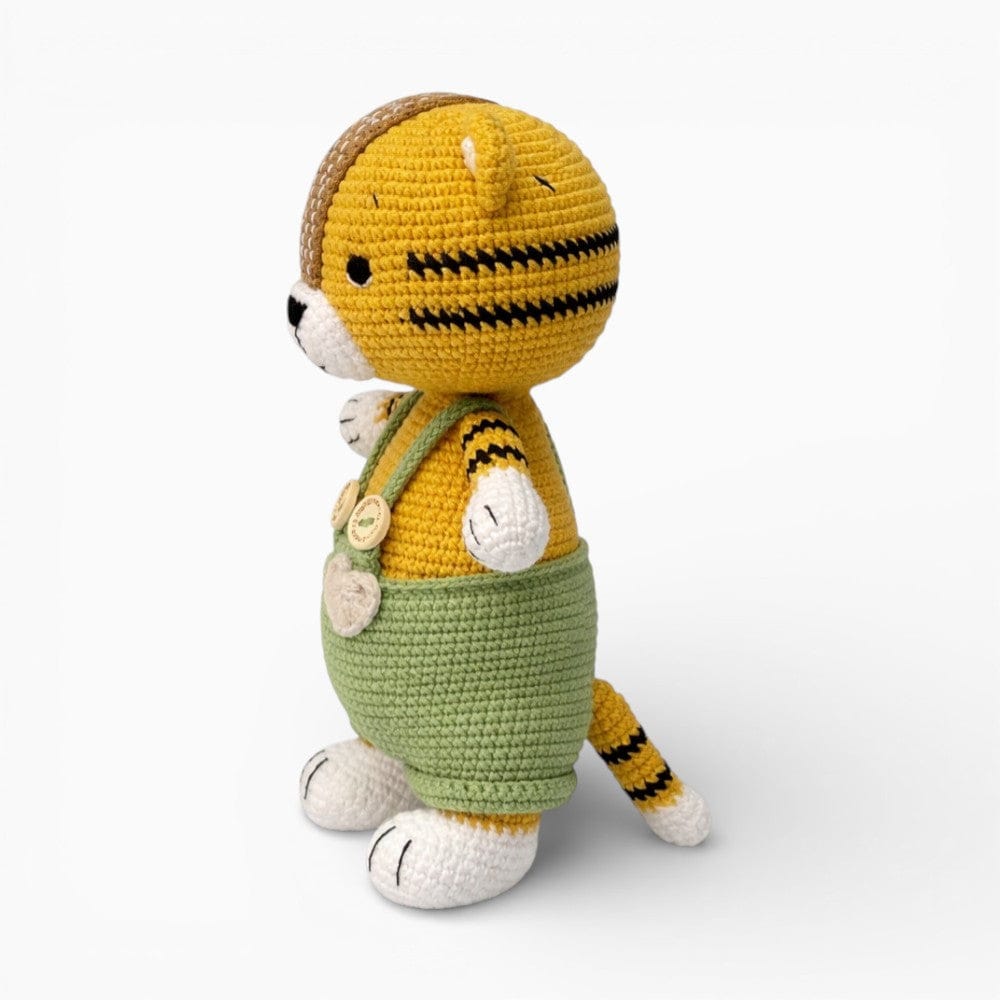 Pluschtierland Gehäkelte Tigerpuppe in grüner Latzhose Gehäkelte Tigerpuppe in grüner Latzhose