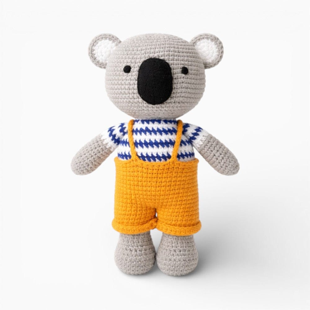 Pluschtierland Gehäkelter Koala mit gelber Latzhose Gehäkelter Koala mit gelber Latzhose