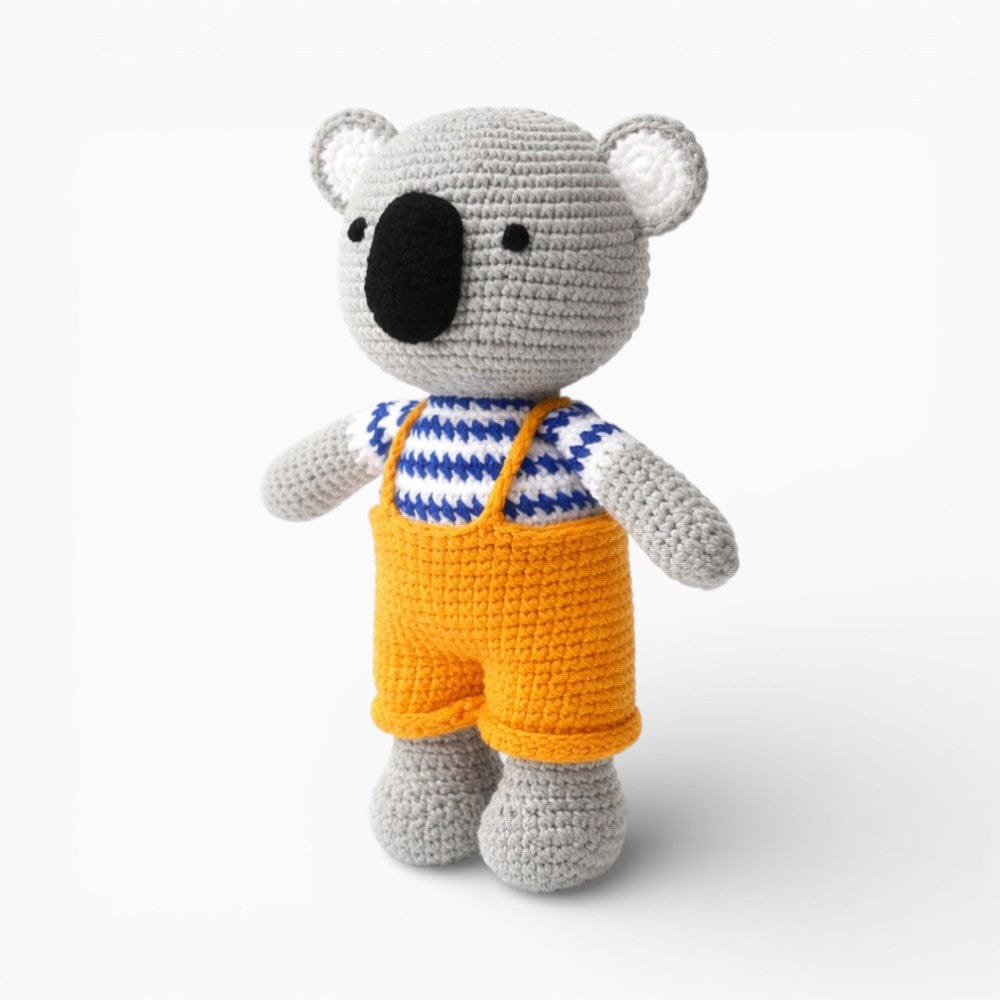 Pluschtierland Gehäkelter Koala mit gelber Latzhose Gehäkelter Koala mit gelber Latzhose