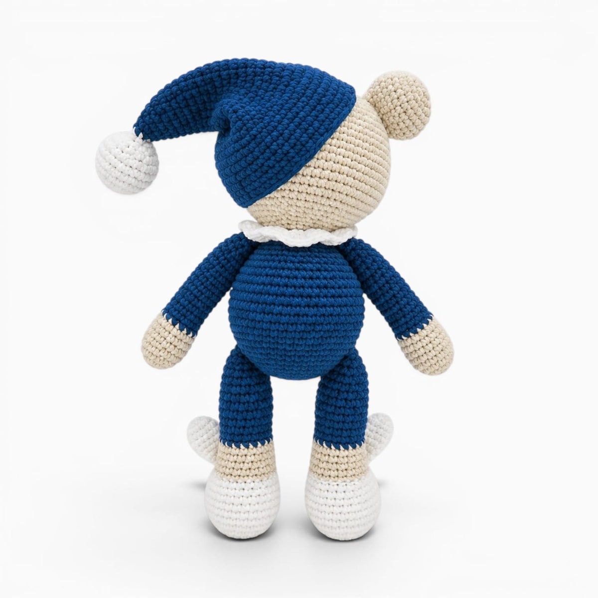 Pluschtierland Gehäkeltes Bären Kuscheltier mit blauem Pyjama Gehäkeltes Bären Kuscheltier mit blauem Pyjama