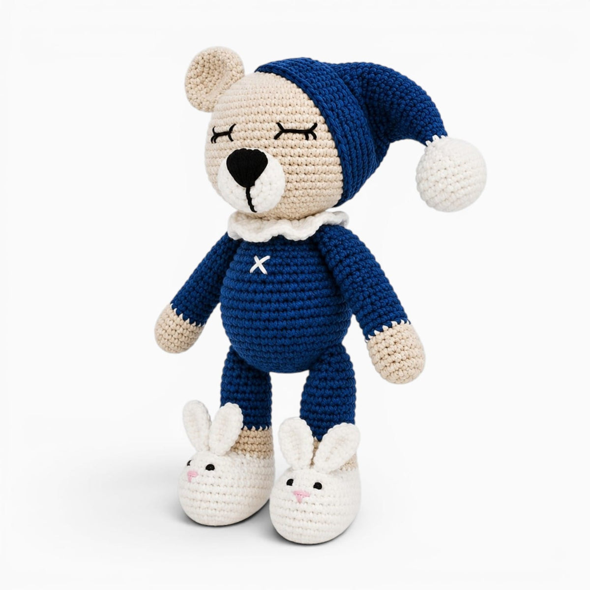 Pluschtierland Gehäkeltes Bären Kuscheltier mit blauem Pyjama Gehäkeltes Bären Kuscheltier mit blauem Pyjama