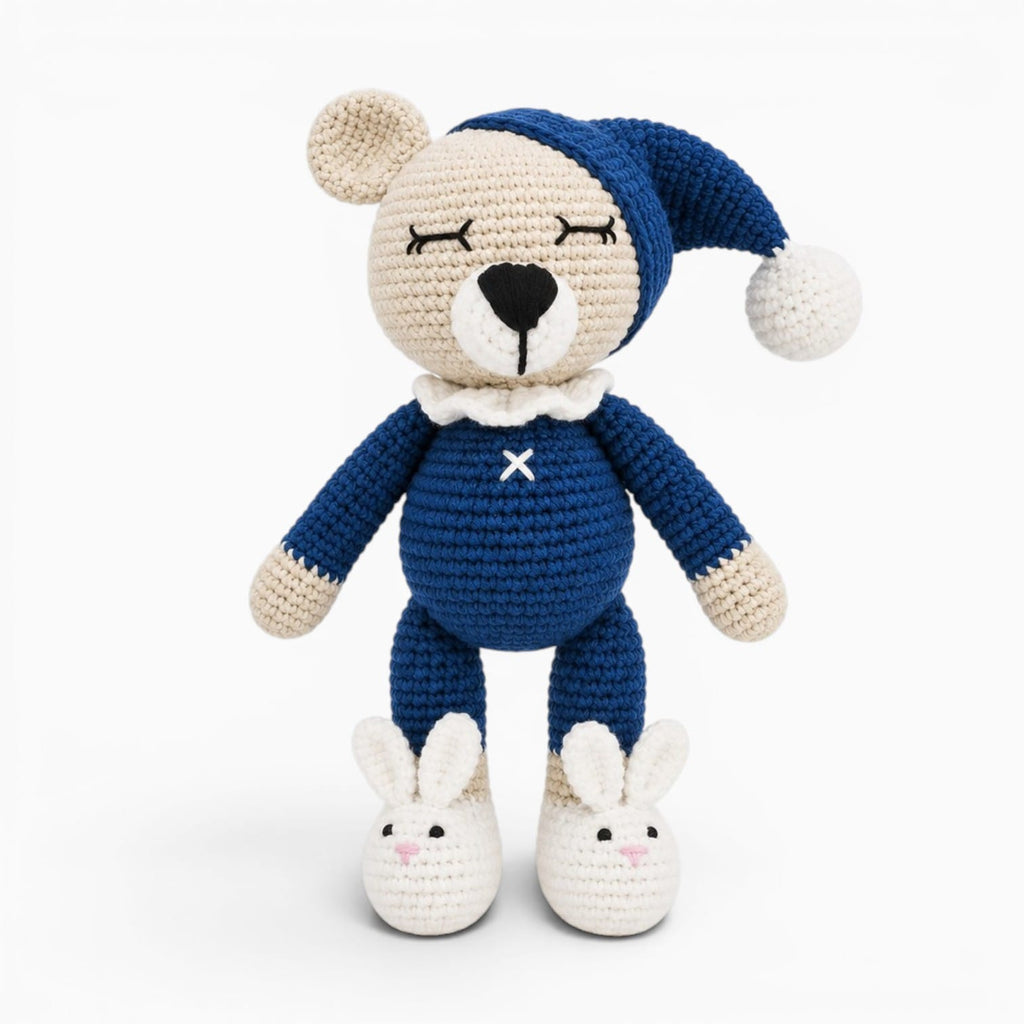 Pluschtierland Gehäkeltes Bären Kuscheltier mit blauem Pyjama Gehäkeltes Bären Kuscheltier mit blauem Pyjama