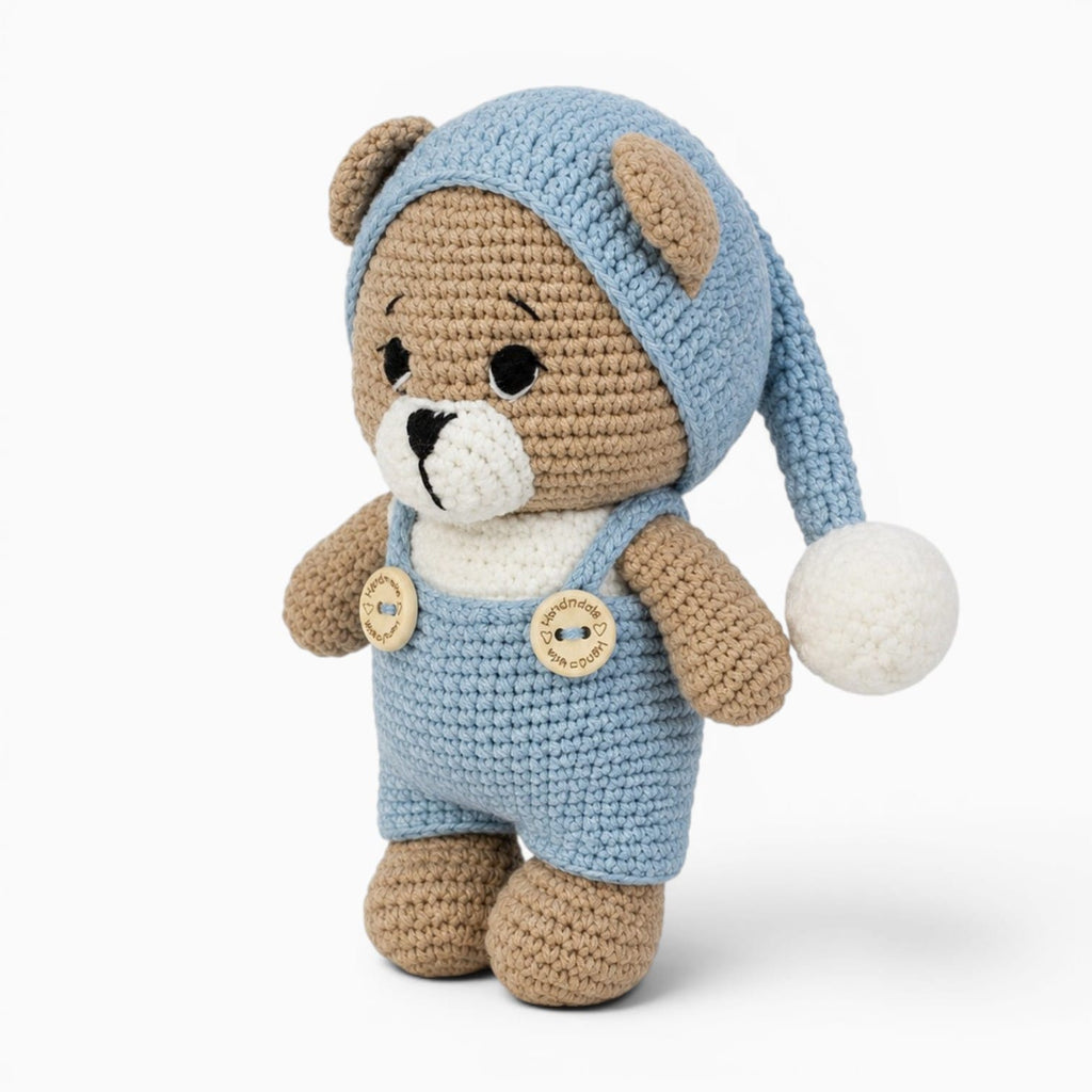 Pluschtierland Gehäkeltes Bären Kuscheltier mit blauer Latzhose Gehäkeltes Bären Kuscheltier mit blauer Latzhose