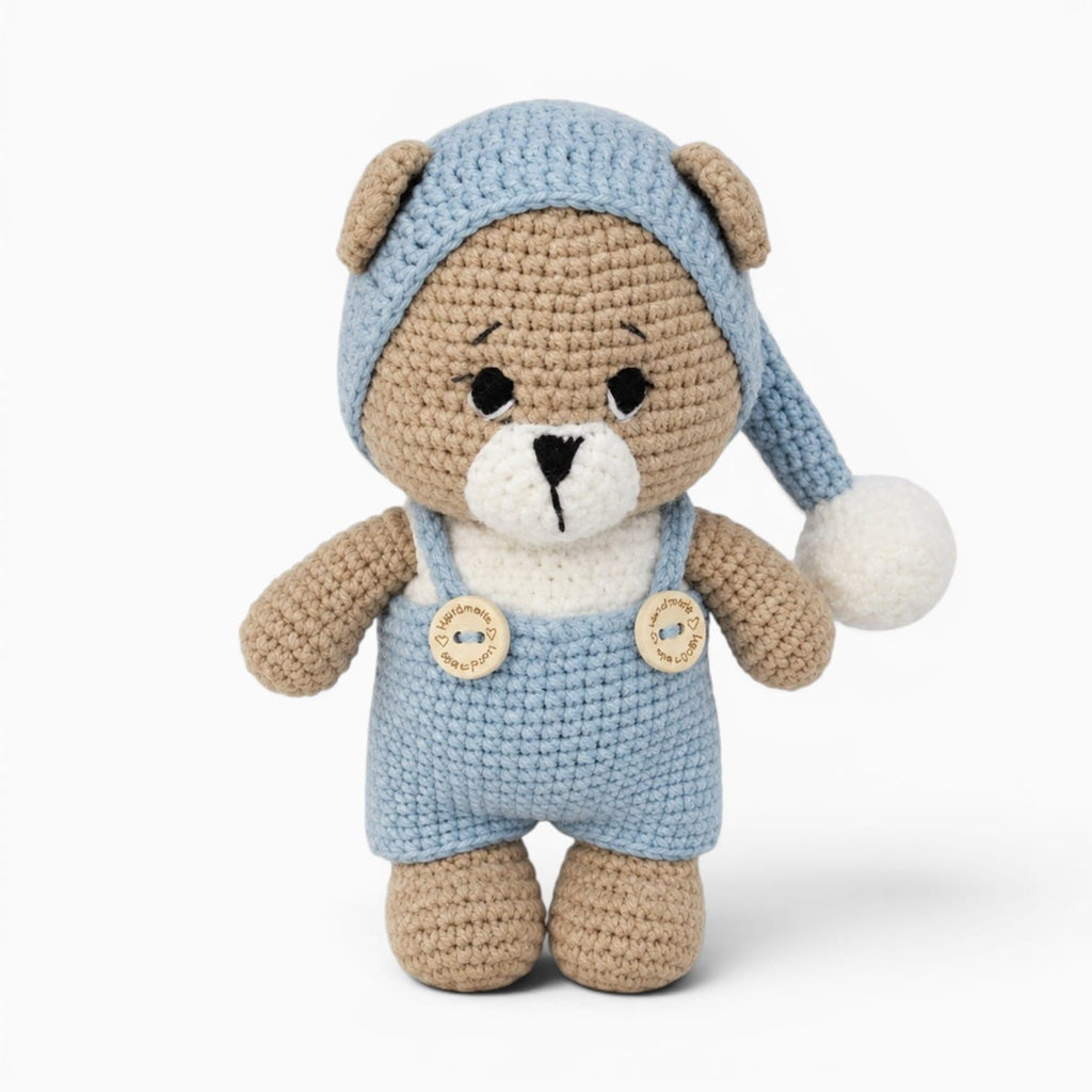 Pluschtierland Gehäkeltes Bären Kuscheltier mit blauer Latzhose Gehäkeltes Bären Kuscheltier mit blauer Latzhose