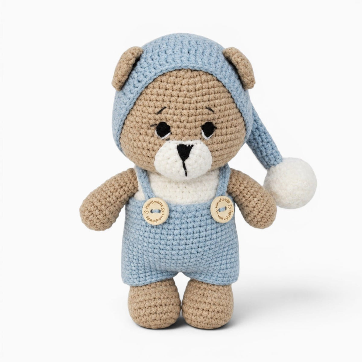 Pluschtierland Gehäkeltes Bären Kuscheltier mit blauer Latzhose Gehäkeltes Bären Kuscheltier mit blauer Latzhose
