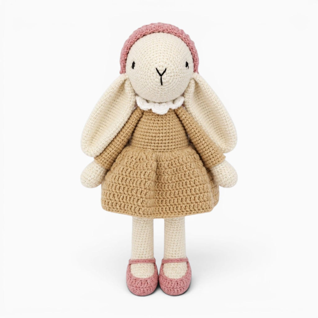 Pluschtierland Gehäkeltes Hasen Kuscheltier im beigen Kleid Gehäkeltes Hasen Kuscheltier im beigen Kleid