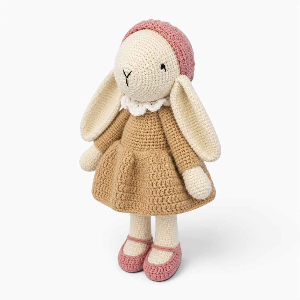 Pluschtierland Gehäkeltes Hasen Kuscheltier im beigen Kleid Gehäkeltes Hasen Kuscheltier im beigen Kleid