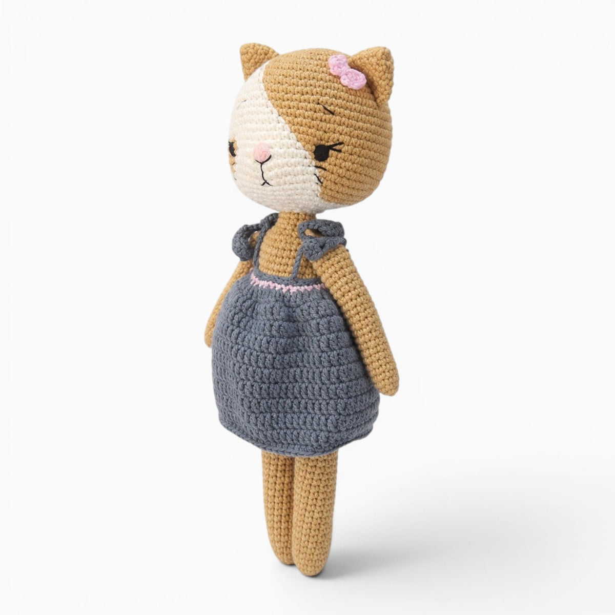 Pluschtierland Gehäkeltes Katzen Kuscheltier mit Kleid Gehäkeltes Katzen Kuscheltier mit Kleid