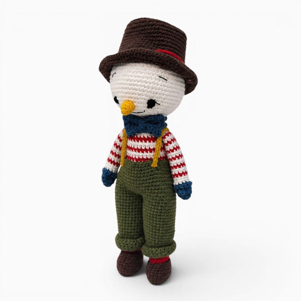 Pluschtierland Gehäkeltes Schneemann Kuscheltier mit Hut und Schal Gehäkeltes Schneemann Kuscheltier mit Hut und Schal